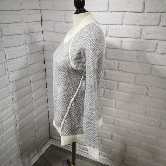 NWOT Wind River Ladies Size Medium Grey & White Straight Fit Sweater - Picture 4 of 9